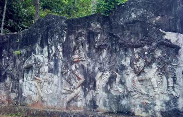 Gambar relief di Goa Kiskenda